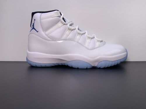 Air Jordan 11 “Legend Blue”北卡蓝高帮 颜色：White/Legend Blue-Black 货号：CT8012-104 尺码：40-47.5 发售日期：2024年12月14