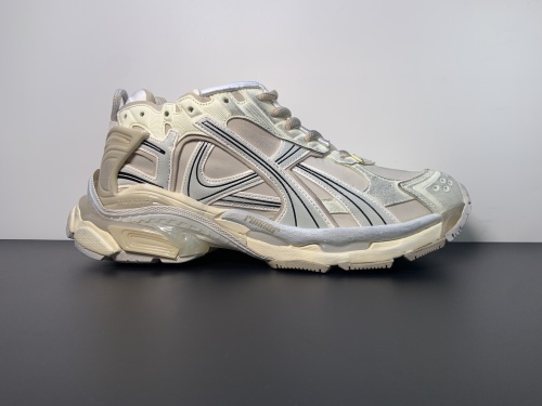 纯原版本 7.5代 资讯：新款BALENCIAGA  巴黎世家-Runner、是通过溢胶、做旧、缝线等细节，展示了设计师 Demna 的运动鞋风格，35-46