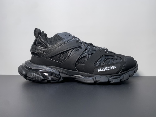 纯原版本巴黎世家三代 袜套鞋 资讯：新款BALENCIAGA  巴黎世家-Runner、是通过溢胶、做旧、缝线等细节，展示了设计师 Demna 的运动鞋风格