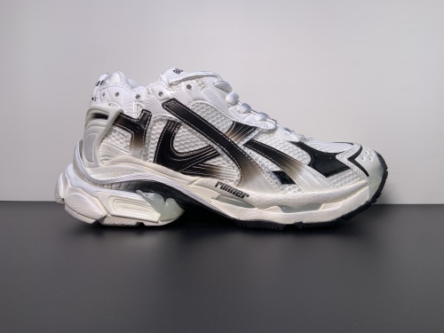 纯原版本 7.5代 资讯：新款BALENCIAGA  巴黎世家-Runner、是通过溢胶、做旧、缝线等细节，展示了设计师 Demna 的运动鞋风格，用一双「旧鞋」传递复古感，后侧板、翘起的鞋头，则展示