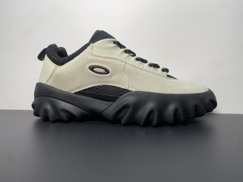 OAKLEY（欧克利）象牙白。以户外性能，兼顾时尚与鲜明的颜色搭配融合贯通。考究的鞋身材质，磨砂牛皮，Model+Rubber锯齿形大底，39-46