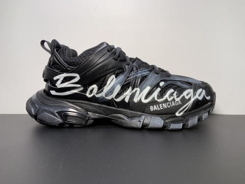 纯原版本巴黎世家三代 涂鸦款 资讯：新款BALENCIAGA  巴黎世家-Runner、是通过溢胶、做旧、缝线等细节，展示了设计师 Demna 的运动鞋风格，用一双「旧鞋」传递复古感，35-46