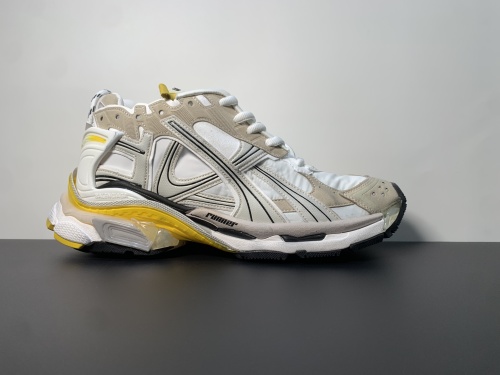 纯原版本 7.5代 白黄 资讯：新款BALENCIAGA  巴黎世家-Runner、是通过溢胶、做旧、缝线等细节，展示了设计师 Demna 的运动鞋风格，用一双「旧鞋」传递复古感，后侧板、翘起的鞋头，