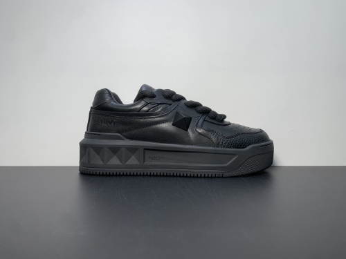 Valentino 华伦天奴 新款休闲鞋2023最新款 走秀情侣爆款 粗鞋带 休闲鞋 ，pp系列  鞋面全油边 全黑 面料：定制牛皮+冲孔工艺，独家开模TPU大底 全套官方包装 码数35 36 37