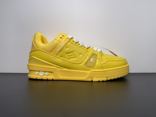 黄色Louis Vuitt  驴牌 Trainer 皮革 系带低帮时尚板鞋  男款 尺码：38 39 40 41 42 43 44 45 注：此款比运动鞋偏大一码，注意选购！