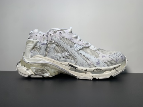 纯原版本 7.5代 资讯：新款BALENCIAGA  巴黎世家-Runner、是通过溢胶、做旧、缝线等细节，展示了设计师 Demna 的运动鞋风格，35-46