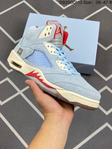 250Trophy Room x Air Jordan 5 Ice Blue AJ5 乔5 联名 冰蓝 CI1899-400 乔丹之子亲友家族联名 鞋面主体由冰蓝色牛巴革打造，虽然质感厚重，但视觉