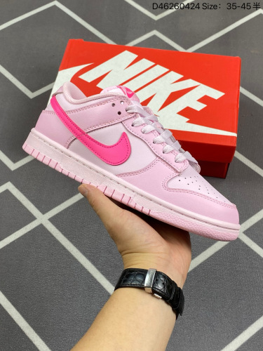 130 Nike Dunk Low "Triple Pink" 耐克 SB 低帮 淡粉色 鞋面整体采用皮革材质打造，配色方面选用大面积淡粉色呈现，少女心十足！此外鞋身侧面的Swoosh Logo则
