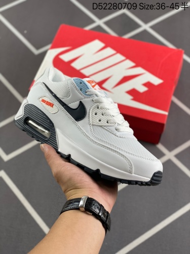 140耐克 NIKE AIR MAX 90 PRM 时尚复古运动鞋  穿着出来的不仅是舒适,而是休闲运动与时尚的相结合。它既可以当动运跑鞋来穿，也可以当休闲鞋来穿，无论搭配什么裤子都合适，这也是n