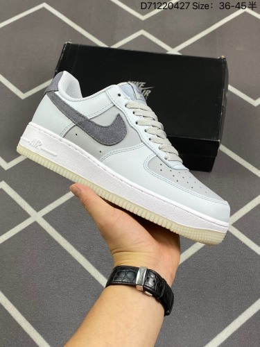 110耐克 Nike Air Force 1 '07 Low 空军一号含气垫 低帮百搭厚底增高休闲运动板鞋。柔软、弹性十足的缓震性能和出色的中底设计，横跨复古与现代的外型结合，造就出风靡全球三十多