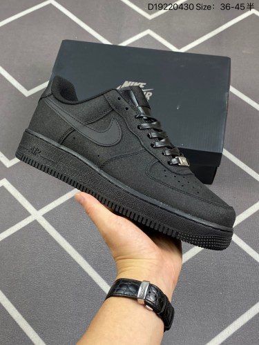 120耐克Nike Air Force 1 Low  空军一号 AF1 低帮百搭休闲运动板鞋。柔软、弹性十足的缓震性能和出色的中底设计，横跨复古与现代的外型结合，造就出风靡全球三十多年的Force