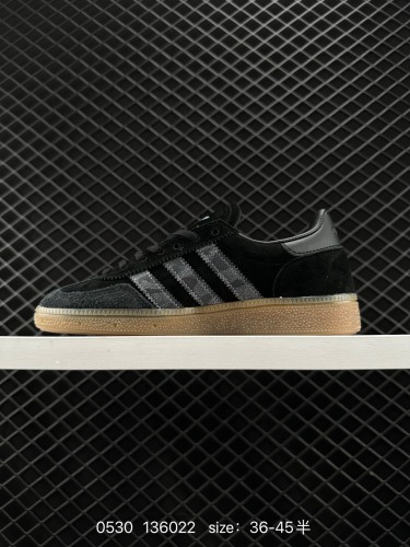 110 阿迪达斯 Adidas HANDBALL SPEZIAL 三叶草学院风复古休闲板鞋 德训鞋 橡胶底柔软皮革经典运动鞋板鞋。圆头、缝合拼接设计、正面绑带、鞋舌部位附有标贴、经典三条杠装饰鞋侧，承