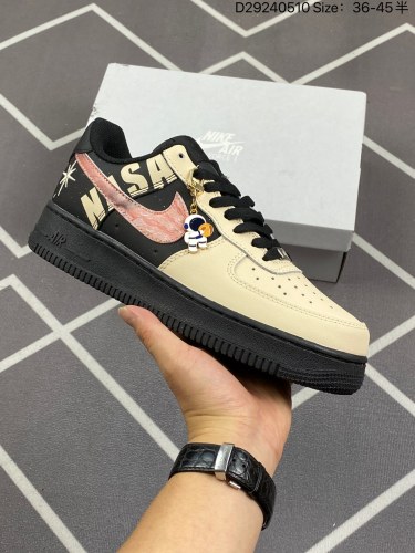 120✅耐克Nike Air Force 1 Low  空军一号低帮百搭休闲运动板鞋。柔软、弹性十足的缓震性能和出色的中底设计，横跨复古与现代的外型结合，造就出风靡全球三十多年的Force 1。