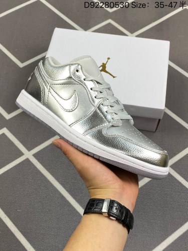 160耐克 乔丹Air Jordan 1 Low AJ1 乔1 乔丹1代aj1 低帮复古文化休闲运动篮球鞋。该鞋款从 1985 年元年款汲取设计灵感，焕新演绎简约经典外观，让人感到熟悉的同时又颇具