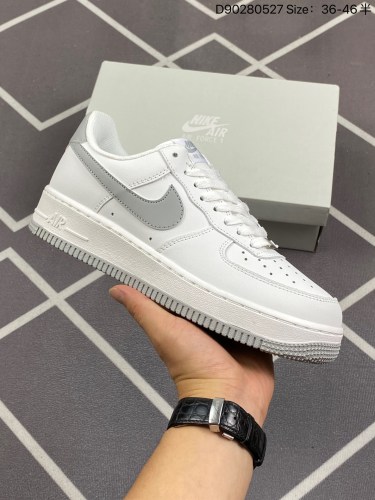 140耐克 Nike Air Force 1 '07空军一号经典篮球鞋休闲运动鞋  穿上 Air Force 1 '07  运动鞋革新经典篮球鞋，助你踢踩跳跺、滑步旋转，自信起舞。经典低帮设计结合