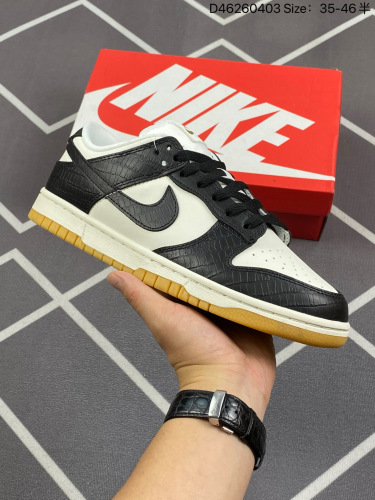 130  Nike Dunk Low LX Gorge Green 绿鸵鸟 整双鞋以帆布白色细腻皮质搭配亮面绿色皮质带来抢眼效果。在加垫海绵的皮质鞋舌上，还在绣标中加入亮面金色 NIKE 标志，为