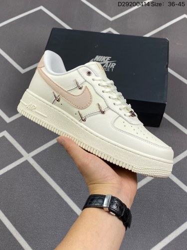 100✅耐克Nike Air Force 1 Low  空军一号低帮百搭休闲运动板鞋。柔软、弹性十足的缓震性能和出色的中底设计，横跨复古与现代的外型结合，造就出风靡全球三十多年的Force 1。