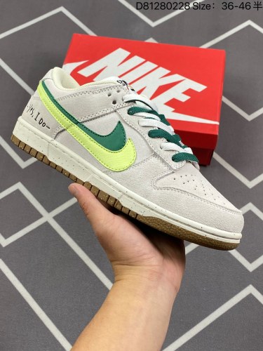 140NB系列耐克 男女鞋 Nike Dunk Low SE “85” 双勾√ 运动滑板鞋 复古板鞋，尽情迈步，彰显个性风采。鞋身左右侧均配有皮革质双Swooshes。“85”年纪念标放在鞋舌的位