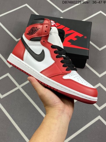 240Air Jordan AJ1 Retro High 高帮芝加哥白红 555088-101 原盒原配 拉帮工艺 针距密度一致 全新升级网板中底 原楦原纸板开发 后跟弧度收口自然不对折 极致一眼