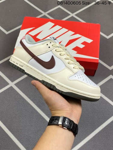200NIKE DUNK SB LOW 定制配色Dunk SB顾名思义，具有经典的Dunk血缘，又注入了更多的时尚元素。相较于普通的Dunk滑板鞋，改良版的Dunk SB加厚了鞋舌的填充，使舒适性
