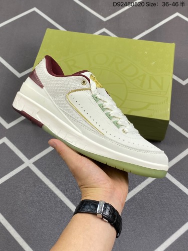 240Air Jordan 2 Retro AJ2 乔2龙年限定 低帮篮球鞋#鞋面采用热情洋溢且在中国文化中寓含富贵与喜庆之意的红色调，并精选了包括翻毛皮和优质皮革在内的上乘材质，确保整体外观及触