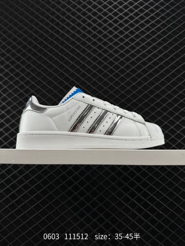 60 阿迪达斯 ADIDAS SUPERSTAR 三叶草☘️经典贝壳头休闲板鞋潮流男女士运动鞋  鞋面皮革材质 标志性的贝壳鞋头，锯齿三条纹，简约的线条。就连版型和比例，都在向1982年的鞋款致敬。可