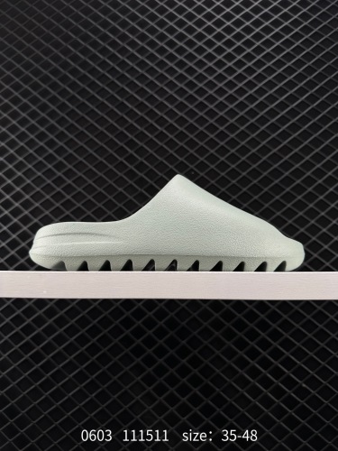 55 椰子拖鞋350✅侃爷再度联乘Kanye West x Adidas Yeezy Slide”Bone“椰子户外风格沙滩涉水百搭运动穿搭拖鞋拖鞋 货号：ID5480 编码：111511  Size