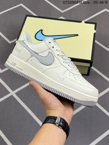 100耐克Nike Air Force 1 Low  空军一号低帮百搭休闲运动板鞋。柔软、弹性十足的缓震性能和出色的中底设计，横跨复古与现代的外型结合，造就出风靡全球三十多年的Force 1。