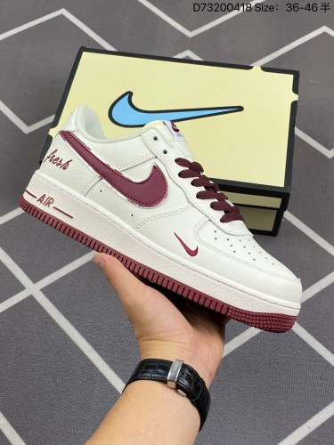 100耐克Nike Air Force 1 Low  空军一号低帮百搭休闲运动板鞋。柔软、弹性十足的缓震性能和出色的中底设计，横跨复古与现代的外型结合，造就出风靡全球三十多年的Force 1。