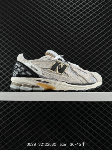 150  New Balance M1906R 复古单品 近两年来，要说人气最高的球鞋品牌相信 New Balance 一定是其中之一。无论是重磅联名，还是亮眼配色，都有着超高的人气，市价也一度居高不