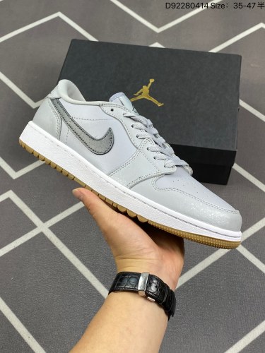 140Air Jordan 1 Low AJ高尔夫当前市场最优版本 陆续上架 全鞋采用原装头层皮，用料扎实 精雕细琢鞋型极致还原 飞翼3D打印改良 深度立体 四线中底拉帮皮料选材 钢印 背胶一应俱