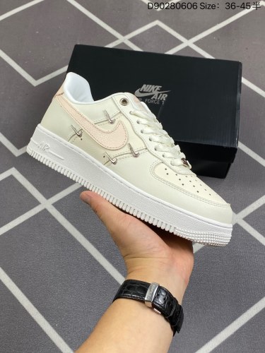 140耐克 Nike Air Force 1 '07 Low 空军一号含气垫 低帮百搭厚底增高休闲运动板鞋。柔软、弹性十足的缓震性能和出色的中底设计，横跨复古与现代的外型结合，造就出风靡全球三十多