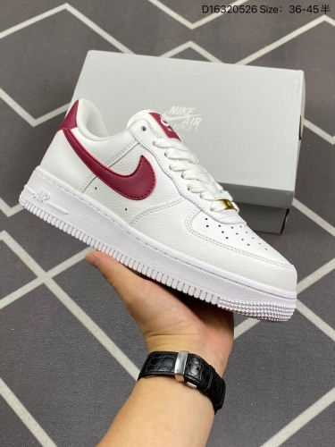 160公司级✅耐克Nike Air Force 1 Low  空军一号低帮百搭休闲运动板鞋。柔软、弹性十足的缓震性能和出色的中底设计，横跨复古与现代的外型结合，造就出风靡全球三十多年的Force