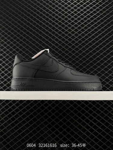 80 耐克Nike Air Force 1 Low  空军一号低帮百搭休闲运动板鞋。柔软、弹性十足的缓震性能和出色的中底设计，横跨复古与现代的外型结合，造就出风靡全球三十多年的Force 1。 货号：