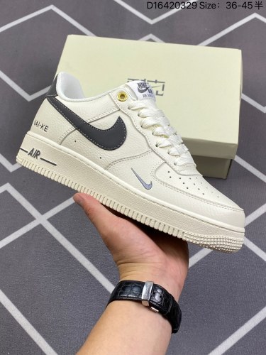 210公司级！耐克Nike Air Force 1 Low  空军一号低帮百搭休闲运动板鞋。柔软、弹性十足的缓震性能和出色的中底设计，横跨复古与现代的外型结合，造就出风靡全球三十多年的Force