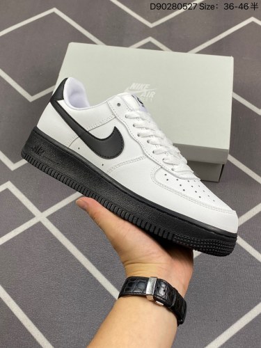 140耐克 Nike Air Force 1 '07空军一号经典篮球鞋休闲运动鞋  穿上 Air Force 1 '07  运动鞋革新经典篮球鞋，助你踢踩跳跺、滑步旋转，自信起舞。经典低帮设计结合