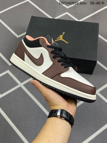 120Air Jordan 1 Low Mocha Brown 低帮 白棕小摩卡 AJ1 乔丹1代 aj1 乔1 低邦 白棕小摩卡 乔丹篮球鞋系列 鞋身框架以摩卡棕色绒面革覆盖，鞋面以白色皮质打造