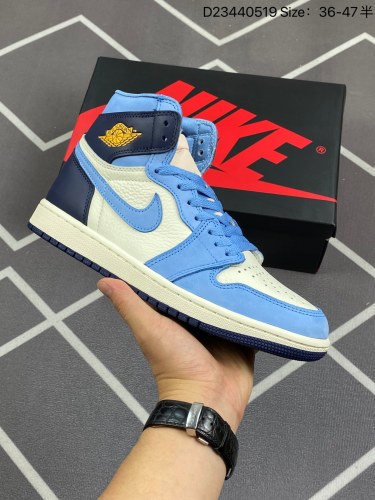 220头层带半码Air Jordan 1 High OG First in Flight 高帮 蓝白 AJ1 乔丹1代 aj1 乔1 高邦 北卡蓝 乔丹篮球鞋系列 构色采用北卡蓝、黑曜石色以及米白