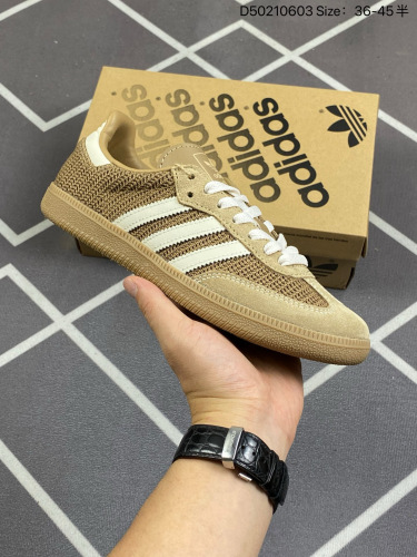 105 阿迪达斯 德训鞋 ADIDAS ORIGINALS SAMBA OG SHOES 经典运动鞋小白鞋「T头鞋」男女鞋 彰显休闲摩登风情的时尚经典鞋。它诞生于50年代的足球场，随后走向街头和秀