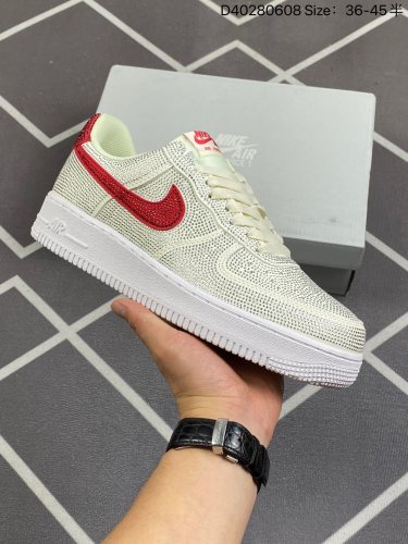 140耐克 Nike Air Force 1 '07 Low 空军一号满钻 低帮百搭厚底增高休闲运动板鞋。柔软、弹性十足的缓震性能和出色的中底设计，横跨复古与现代的外型结合，造就出风靡全球三十多年