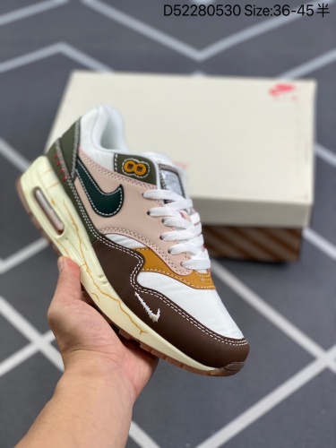 140 Nk Air Max 1 联名款 半掌气垫复古跑步鞋 整双鞋以经典 Air Max 1 为蓝本，在元年传统鞋身包边的基础上加入新颖的波浪形设计，经典中又有几分俏皮。鞋面以网眼和皮革材质打造