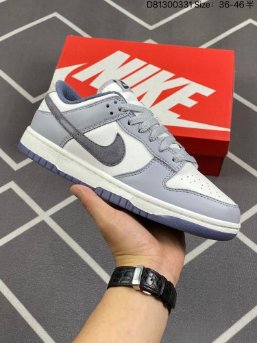 150Nike SB Dunk Low 鞋身整体以莫兰迪灰色皮革为底，搭配米白色框架呈现，营造出独特的复古气息。此外侧面的Swoosh采用灰色反毛皮革，营造出丰富的层次感。进一步表明复古主题高级感