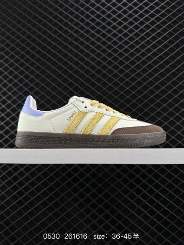 80 Adidas originals Samba Og 阿迪达斯 低帮 米黄 桑巴低邦防滑板鞋 鞋身整体以米黄色皮革呈现，搭配棕色皮革经典T字形鞋头，鞋身两侧经典锯齿三条杠Logo采用黄色点缀及金色