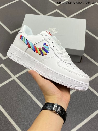 140✅耐克Nike Air Force 1 Low  空军一号低帮百搭休闲运动板鞋。柔软、弹性十足的缓震性能和出色的中底设计，横跨复古与现代的外型结合，造就出风靡全球三十多年的Force 1。