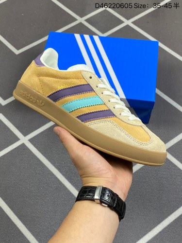 110Adidas Originals Gazelle Indoor 阿迪达斯 低帮 黄米紫 复古三叶草防滑透明橡胶低邦板鞋经典运动鞋。这款经典鞋，忠于原版设计，缀撞色三条纹和鞋跟饰片。采用翻毛皮