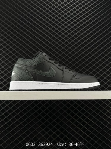 120 Air Jordan 1 Low 低帮 黑色蛇纹勾 AJ1 乔丹1代 aj1 乔1 低邦 黑色 乔丹篮球鞋系列 采用黑色、白色和灰色配色方案，整双鞋采用黑色皮革鞋面，网眼鞋舌和两侧Swoosh