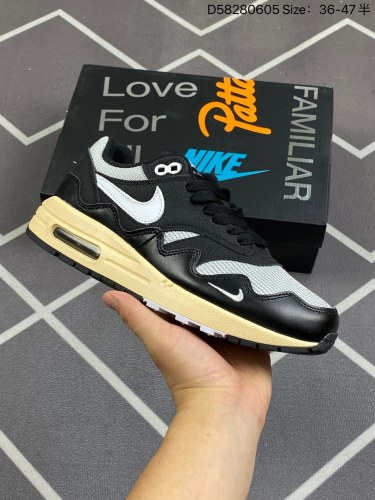 140NK Air Max 1 初代复古气垫慢跑鞋 DQ0299-001 由Tinker Hatfeld和Mark Parker在1987年设计 灵感来自于巴黎蓬皮杜中心 在参观了蓬皮杜中心之后提