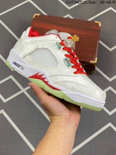 170 耐克 Nike Air Jordan 5 Retro  男女子复刻运动鞋 AJ 5代 乔丹5代时尚休闲篮球鞋将传统风格与现代舒适感巧妙融合。皮革与合成材质组合鞋面，打造出色耐穿性。鞋底后跟
