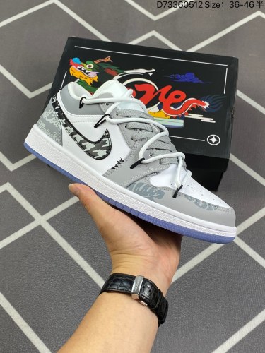 180耐克 乔丹Air Jordan 1 Low AJ1 乔1 乔丹1代aj1 低帮复古文化休闲运动篮球鞋。该鞋款从 1985 年元年款汲取设计灵感，焕新演绎简约经典外观，让人感到熟悉的同时又颇具