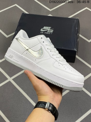 110 耐克Nike Air Force 1 Low  空军一号低帮百搭休闲运动板鞋。柔软、弹性十足的缓震性能和出色的中底设计，横跨复古与现代的外型结合，造就出风靡全球三十多年的Force 1。货